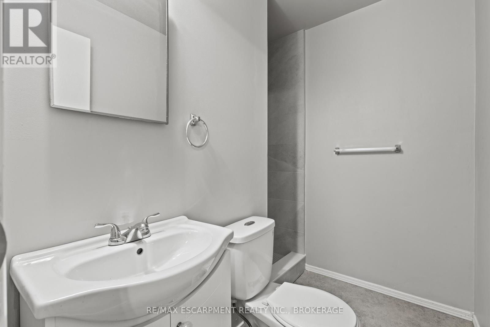 15 Mccormick Street, Welland, Ontario  L3C 4L8 - Photo 12 - X12508434