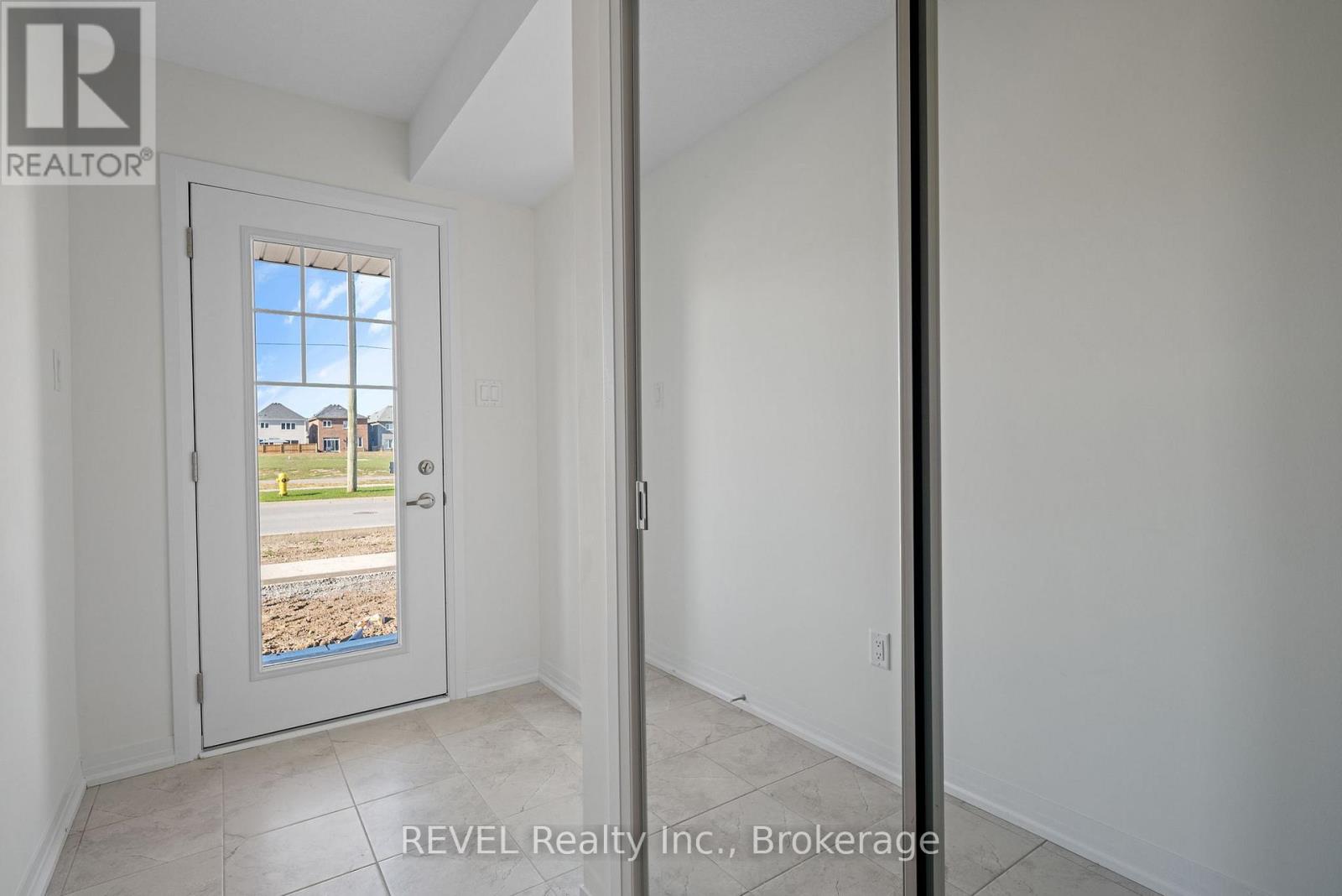 39 Lilac Lane, Thorold, Ontario L0S 1K0 - Photo 18 - X12508484