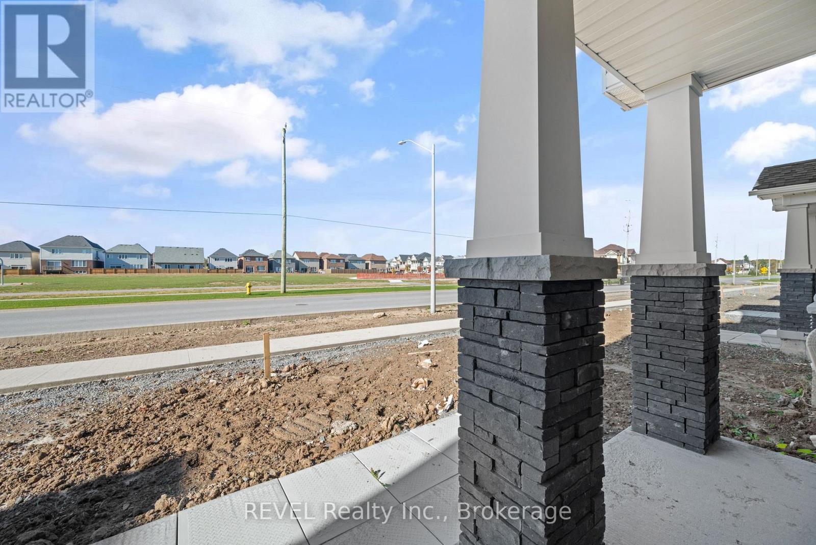 39 Lilac Lane, Thorold, Ontario L0S 1K0 - Photo 3 - X12508484