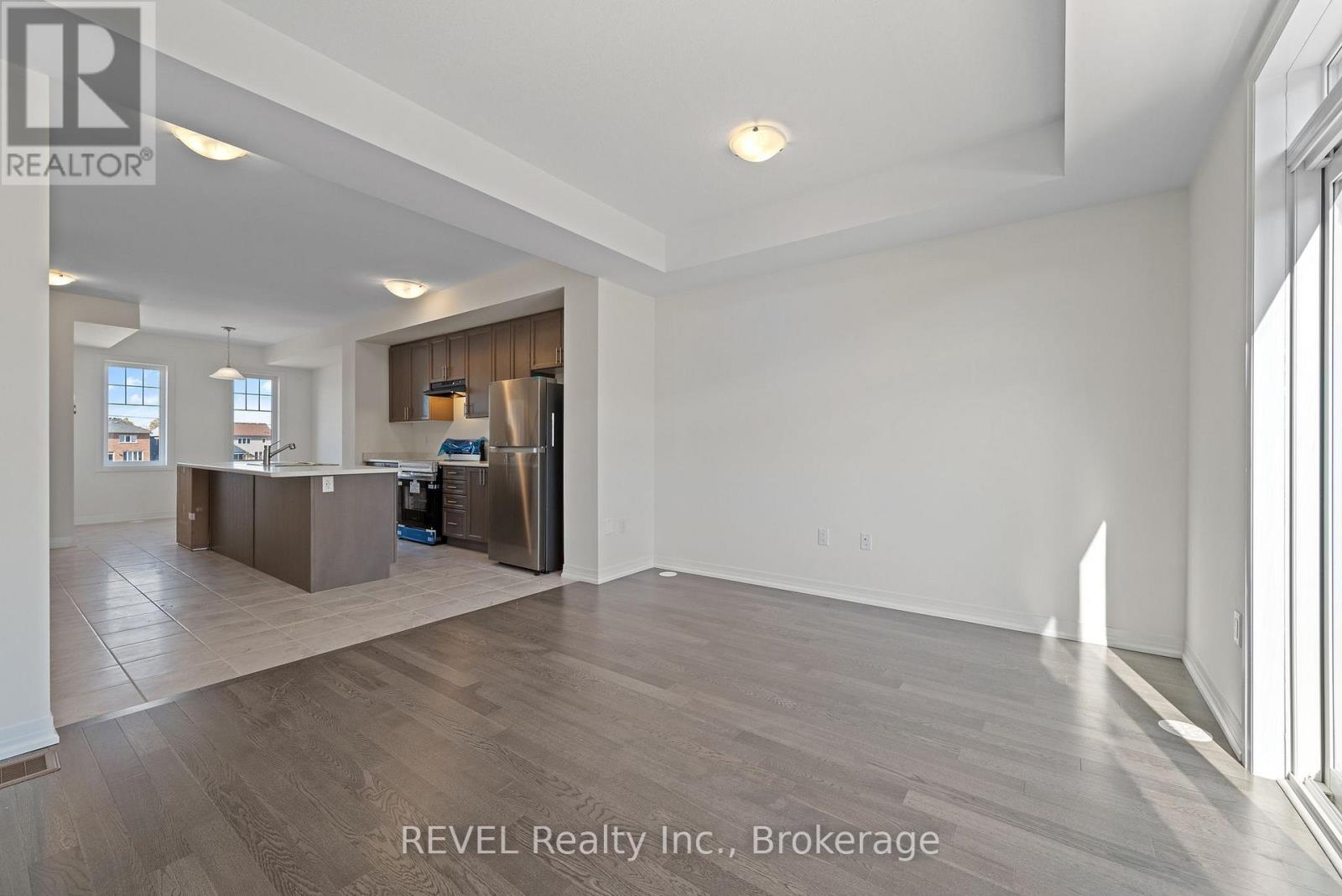 39 Lilac Lane, Thorold, Ontario L0S 1K0 - Photo 4 - X12508484