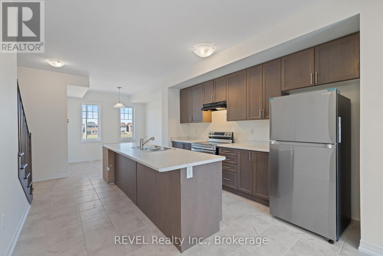 39 Lilac Lane, Thorold, Ontario L0S 1K0 - Photo 5 - X12508484