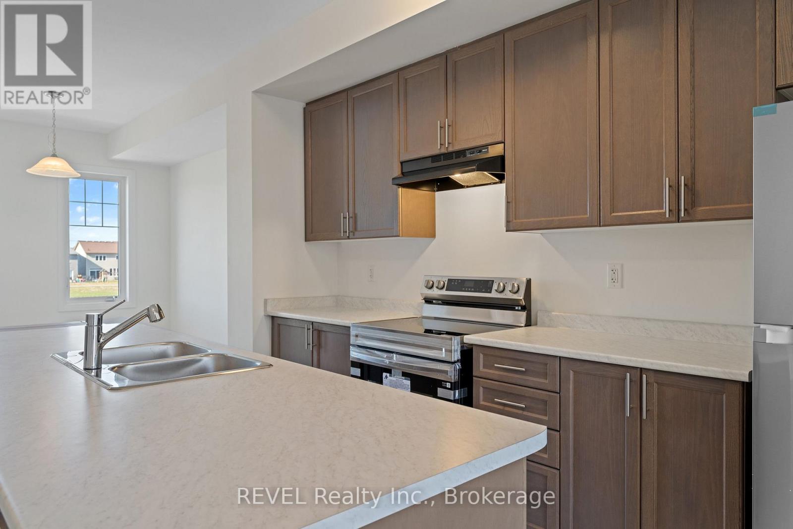 39 Lilac Lane, Thorold, Ontario L0S 1K0 - Photo 7 - X12508484