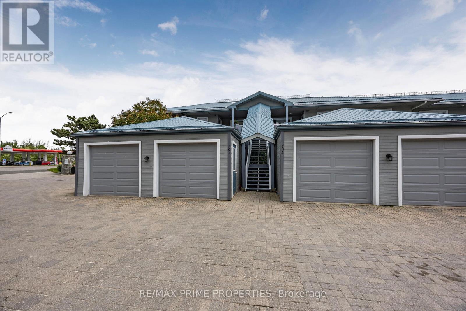 201 - 585 Atherley Road, Orillia, Ontario  L3V 7L5 - Photo 2 - S12508086