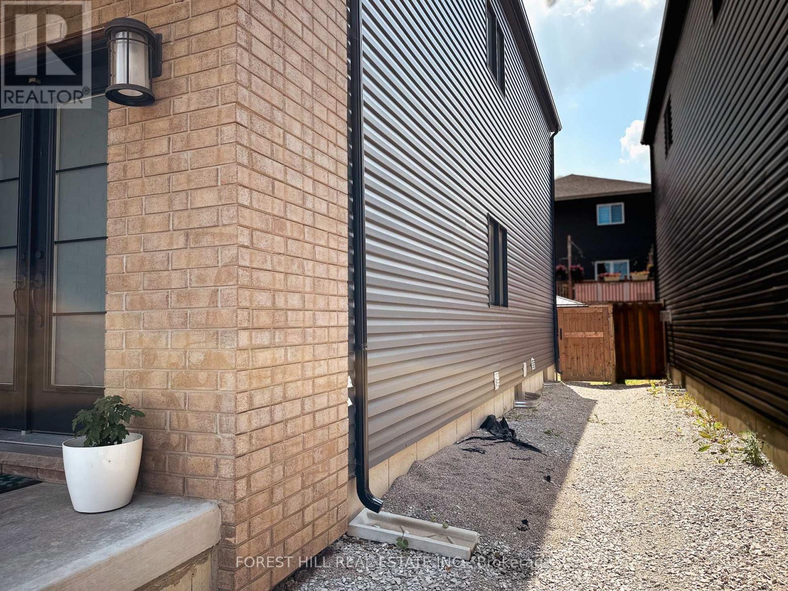 64 Mabern Street, Barrie, Ontario  L9J 0J2 - Photo 4 - S12508148