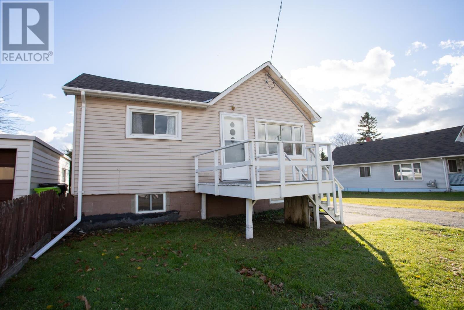 617 Douglas St, Sault Ste. Marie, Ontario P6C 1V5 - Photo 2 - SM253179