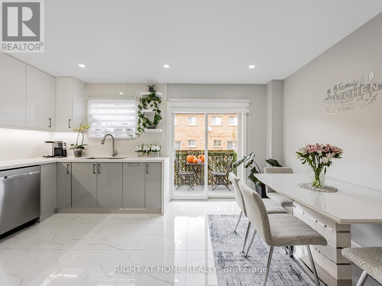 105 - 601 Shoreline Drive, Mississauga, Ontario  L5B 4K8 - Photo 3 - W12508070