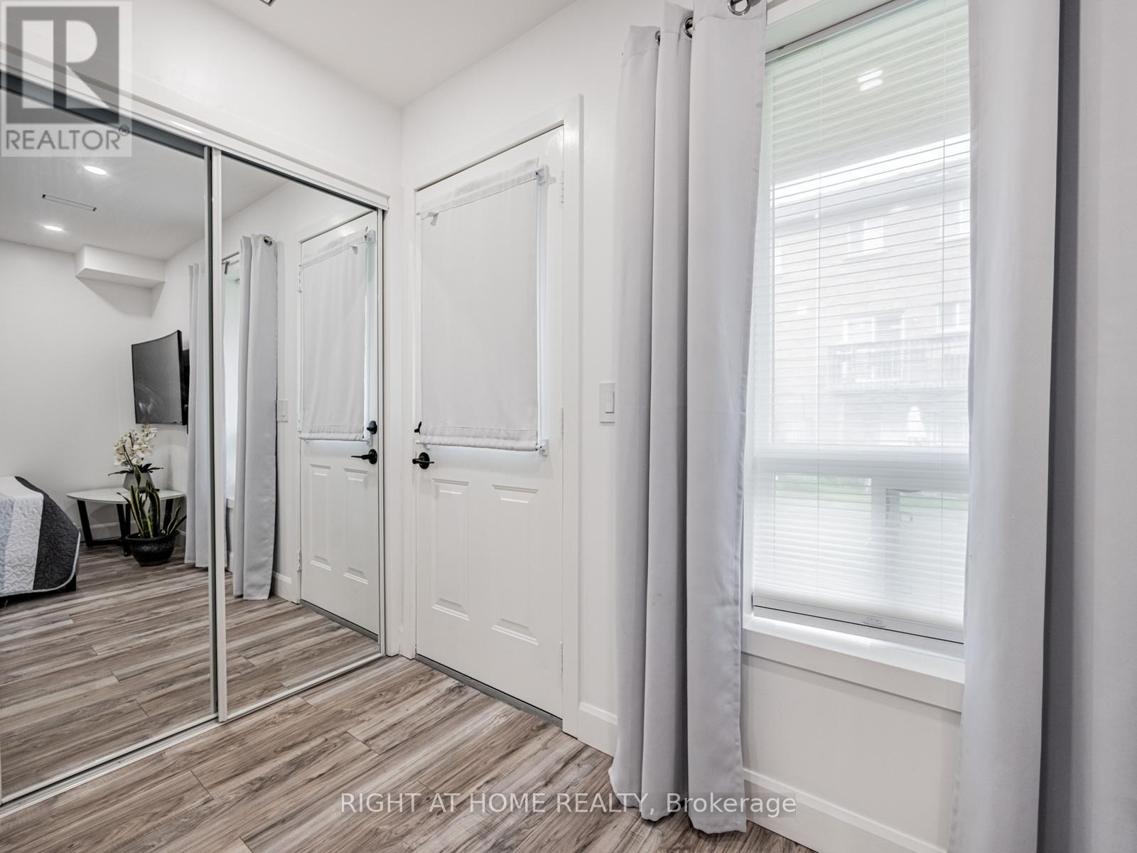 105 - 601 Shoreline Drive, Mississauga, Ontario  L5B 4K8 - Photo 33 - W12508070