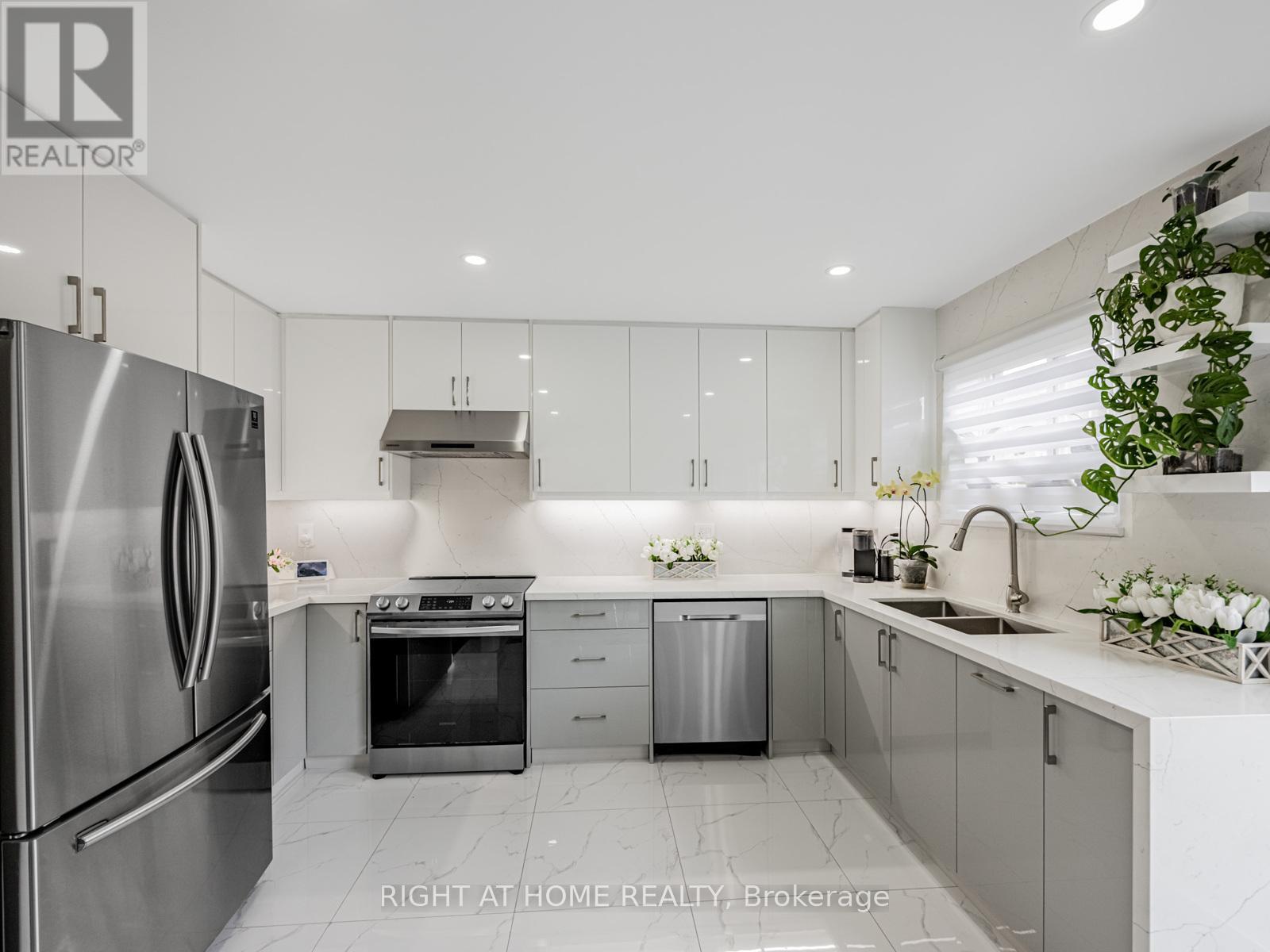 105 - 601 Shoreline Drive, Mississauga, Ontario  L5B 4K8 - Photo 4 - W12508070