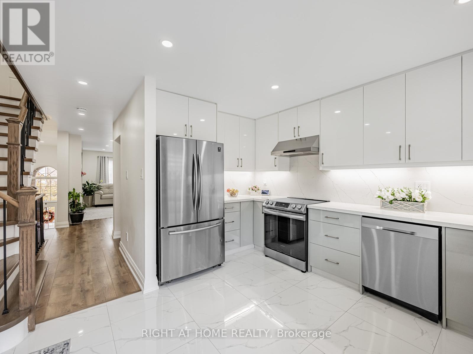 105 - 601 Shoreline Drive, Mississauga, Ontario  L5B 4K8 - Photo 5 - W12508070