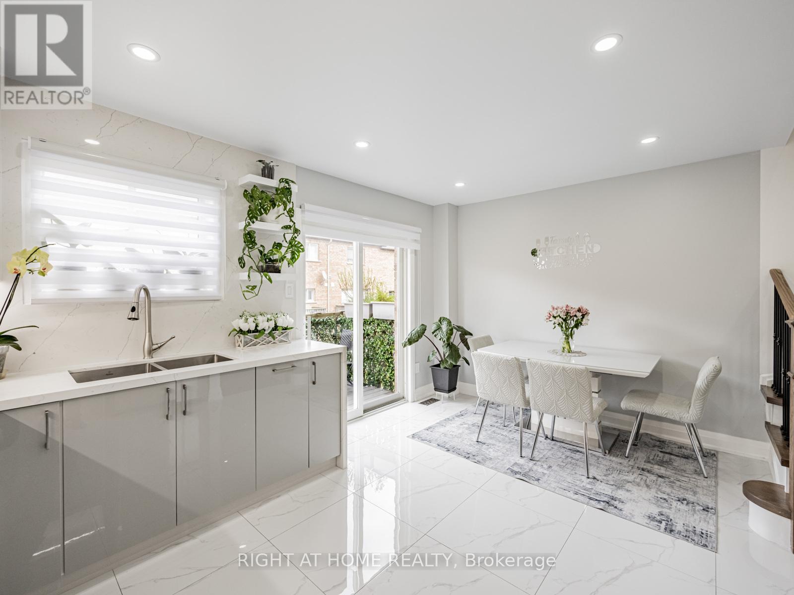 105 - 601 Shoreline Drive, Mississauga, Ontario  L5B 4K8 - Photo 7 - W12508070