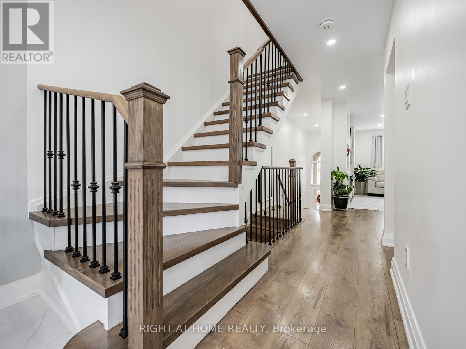 105 - 601 Shoreline Drive, Mississauga, Ontario  L5B 4K8 - Photo 9 - W12508070