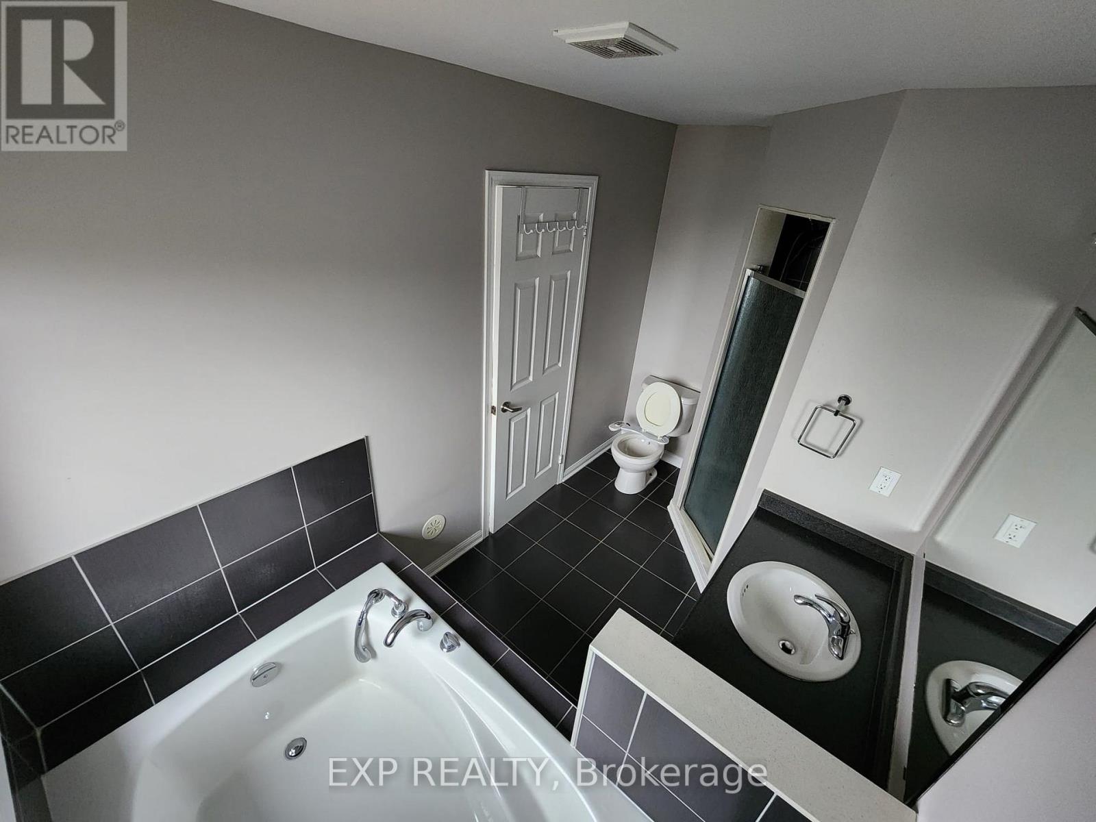 16 Saunter Court, Brampton, Ontario  L7A 0S7 - Photo 15 - W12508080