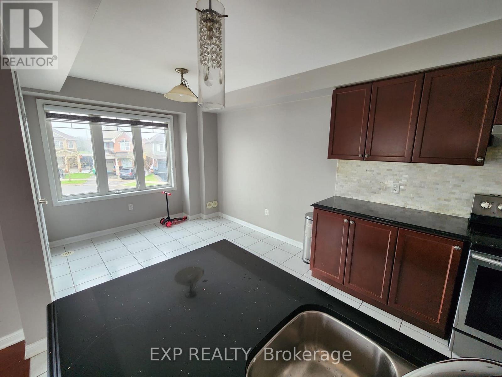 16 Saunter Court, Brampton, Ontario  L7A 0S7 - Photo 6 - W12508080