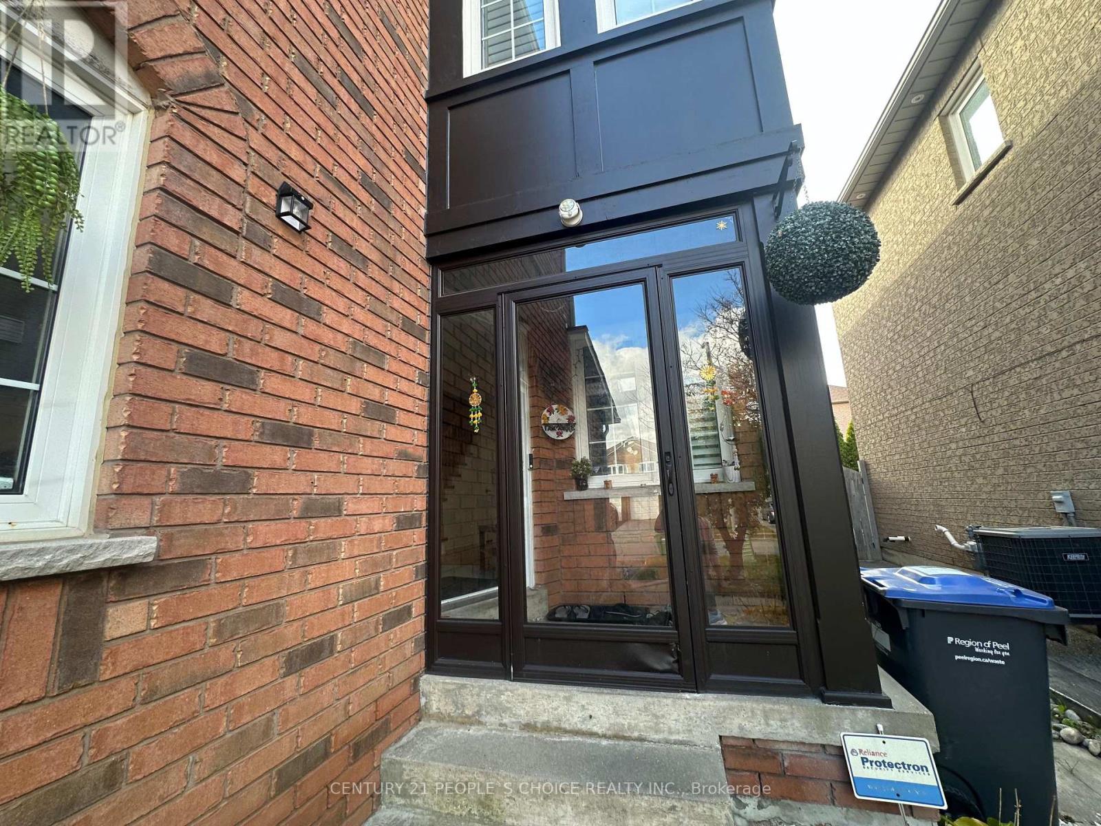 48 Coachwhip Road, Brampton, Ontario L6R 1X8 - Photo 2 - W12508090