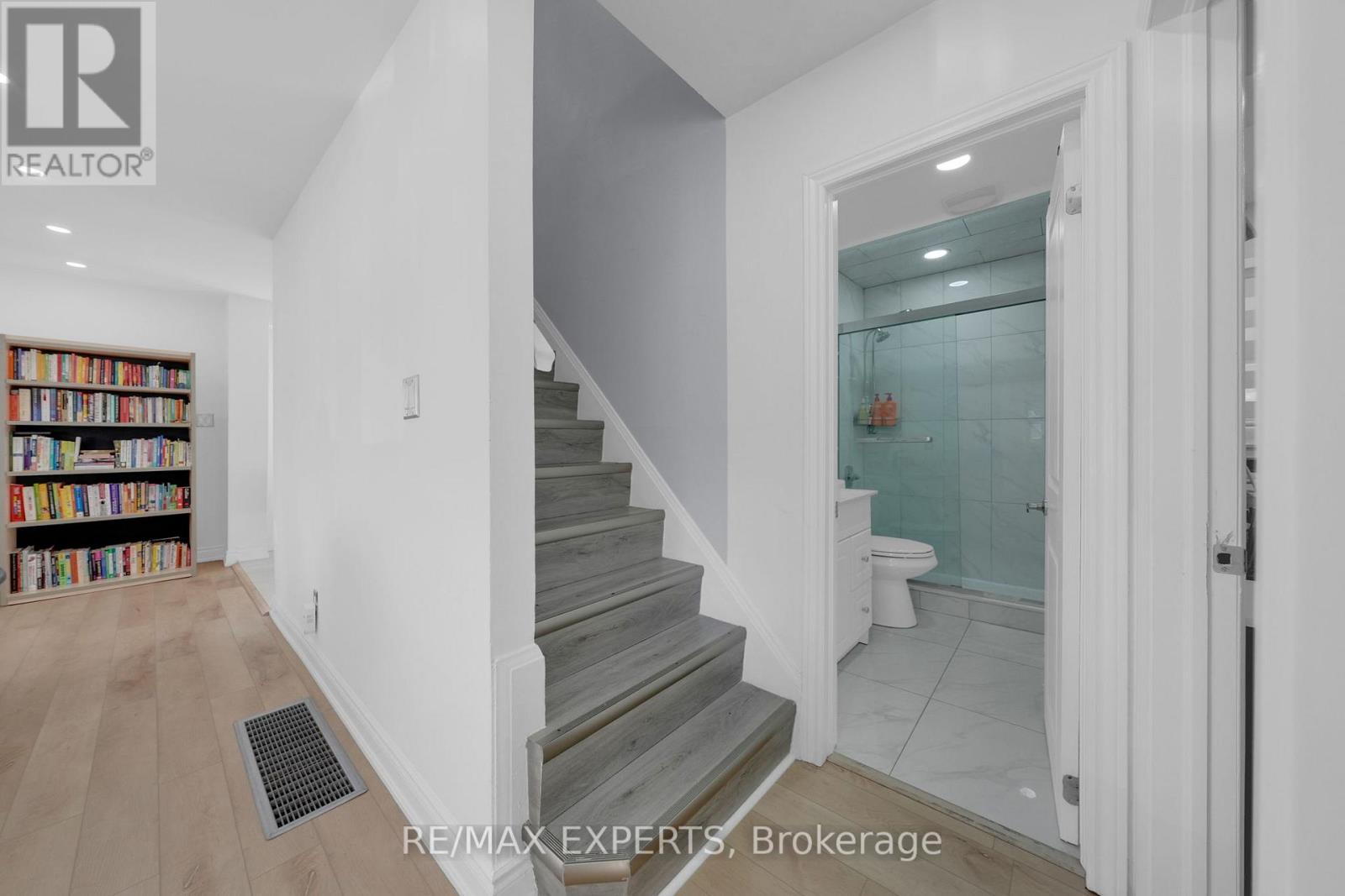 100 Wallasey Avenue, Toronto, Ontario  M9M 1E4 - Photo 22 - W12508100