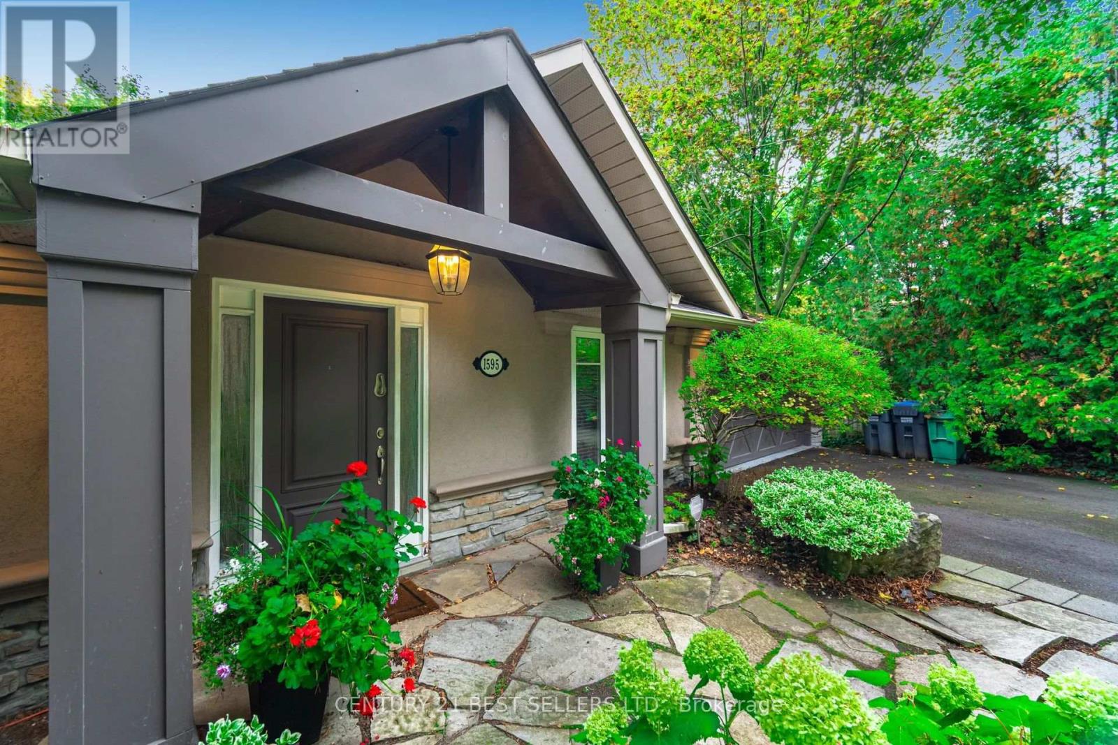 1595 Calverton Court, Mississauga, Ontario  L5G 2W4 - Photo 2 - W12508170