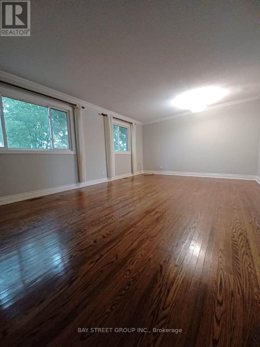 100 Oakdale Drive, Oakville, Ontario L6H 1J3 - Photo 11 - W12432852