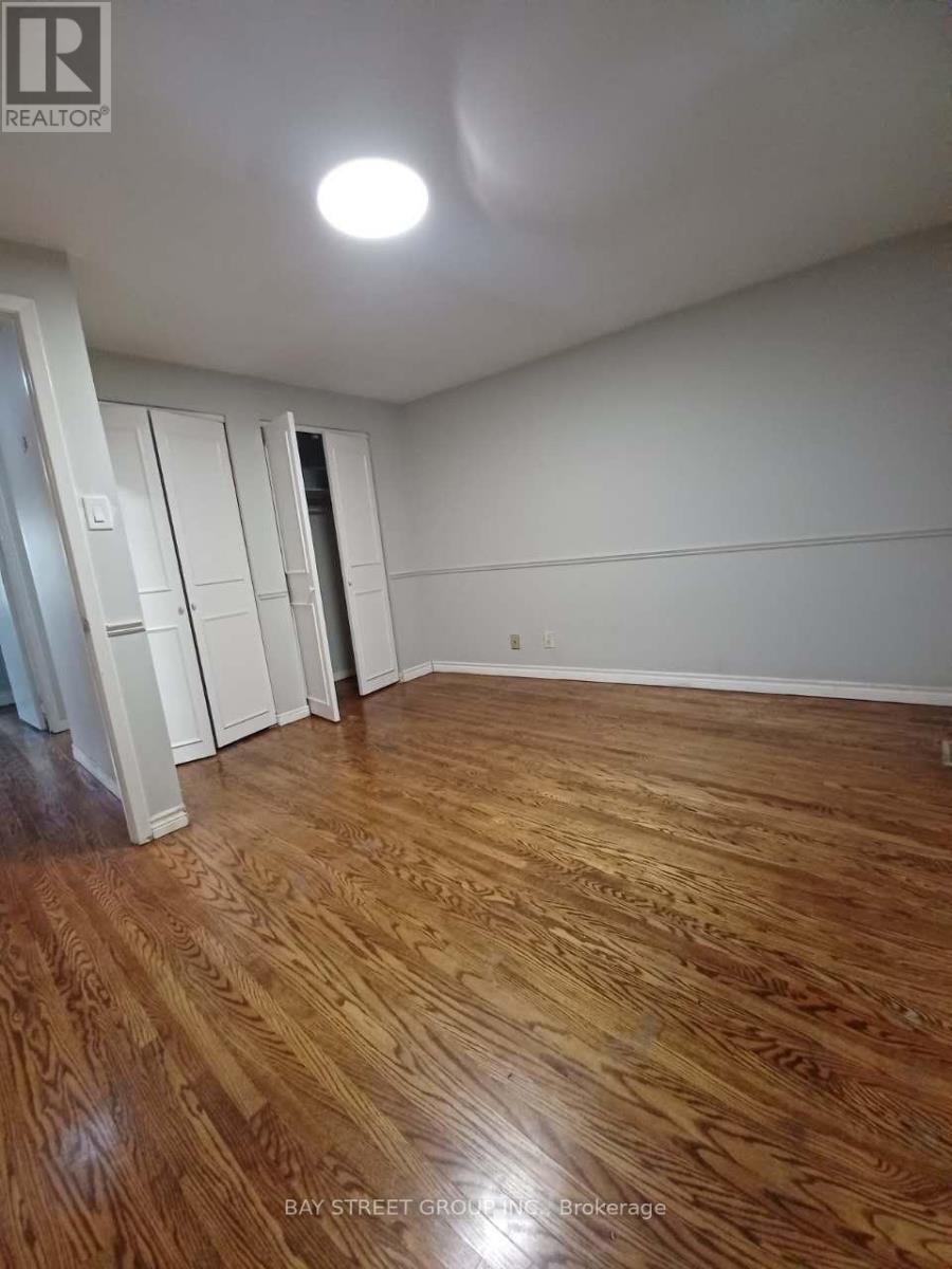 100 Oakdale Drive, Oakville, Ontario L6H 1J3 - Photo 5 - W12432852