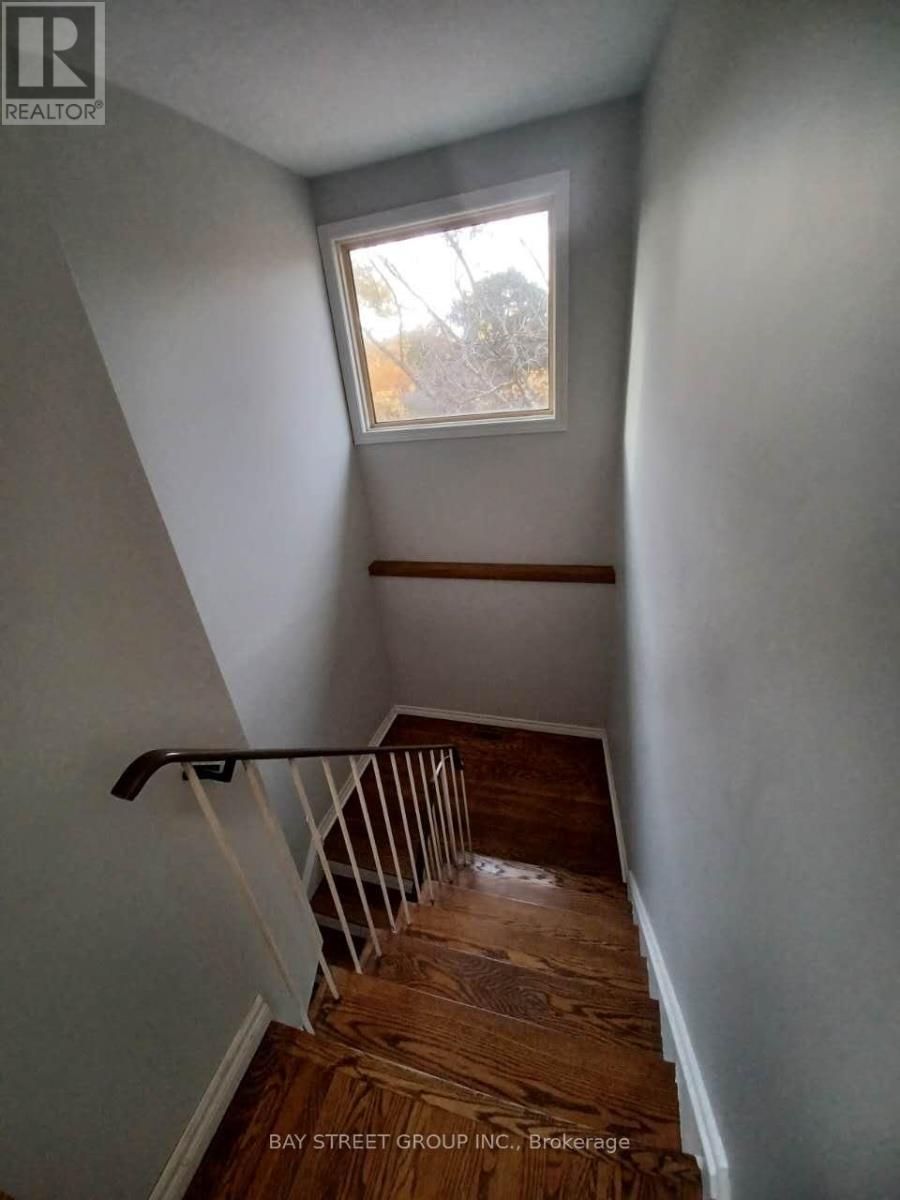 100 Oakdale Drive, Oakville, Ontario L6H 1J3 - Photo 4 - W12432852