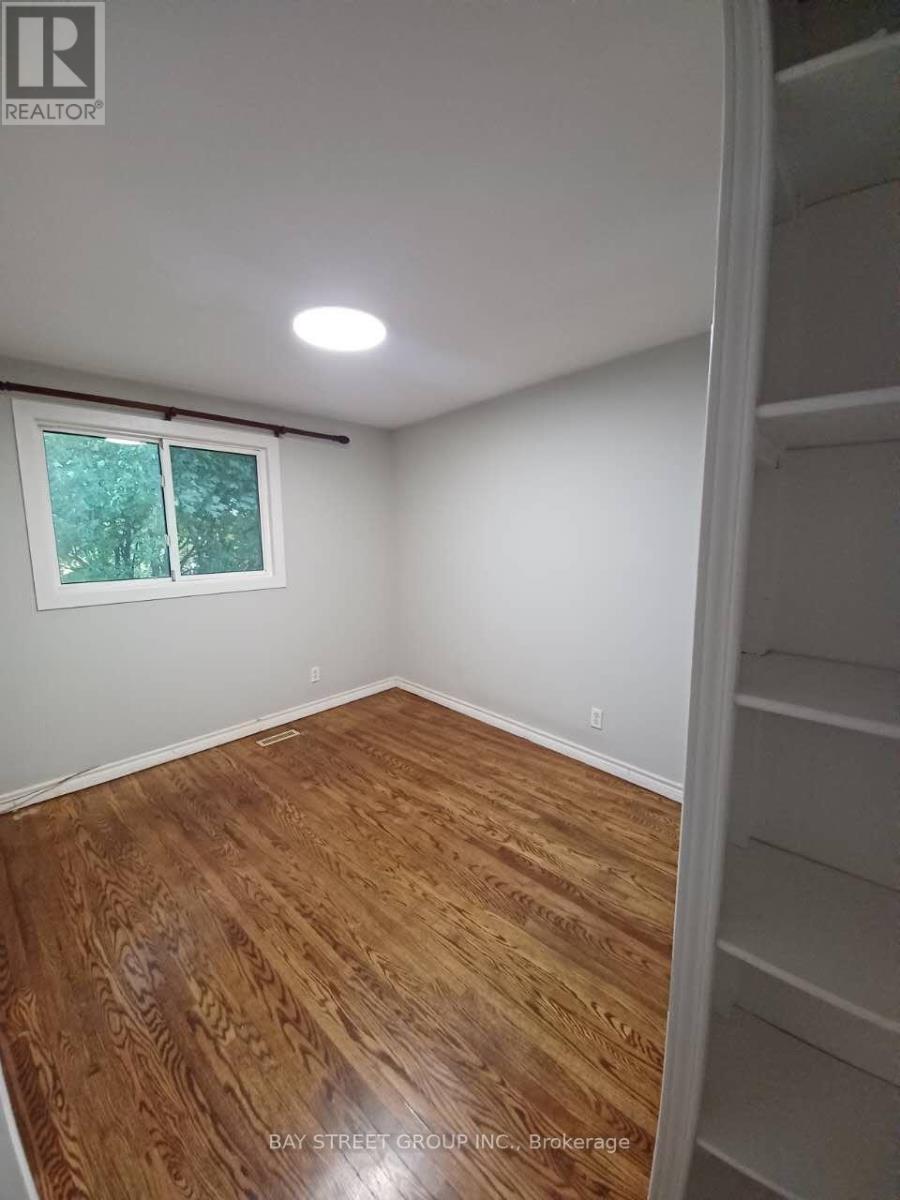 100 Oakdale Drive, Oakville, Ontario L6H 1J3 - Photo 7 - W12432852