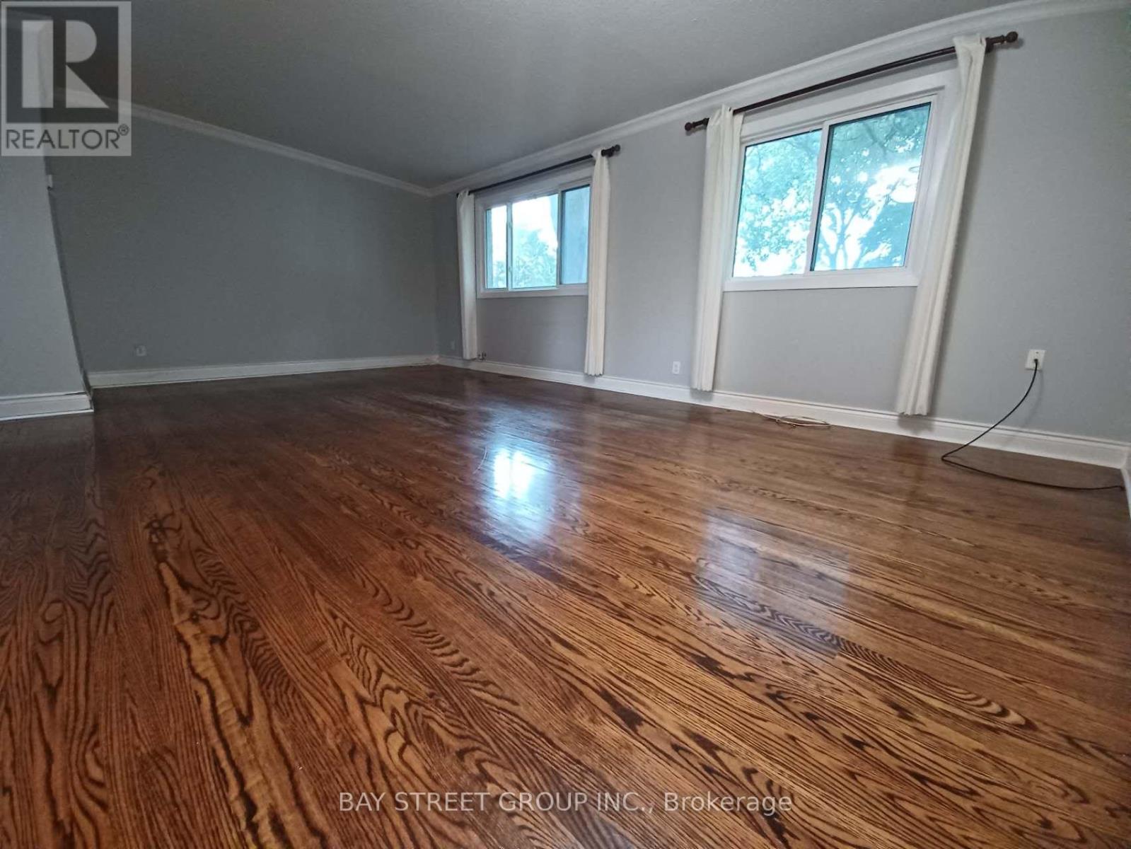 100 Oakdale Drive, Oakville, Ontario L6H 1J3 - Photo 12 - W12432852