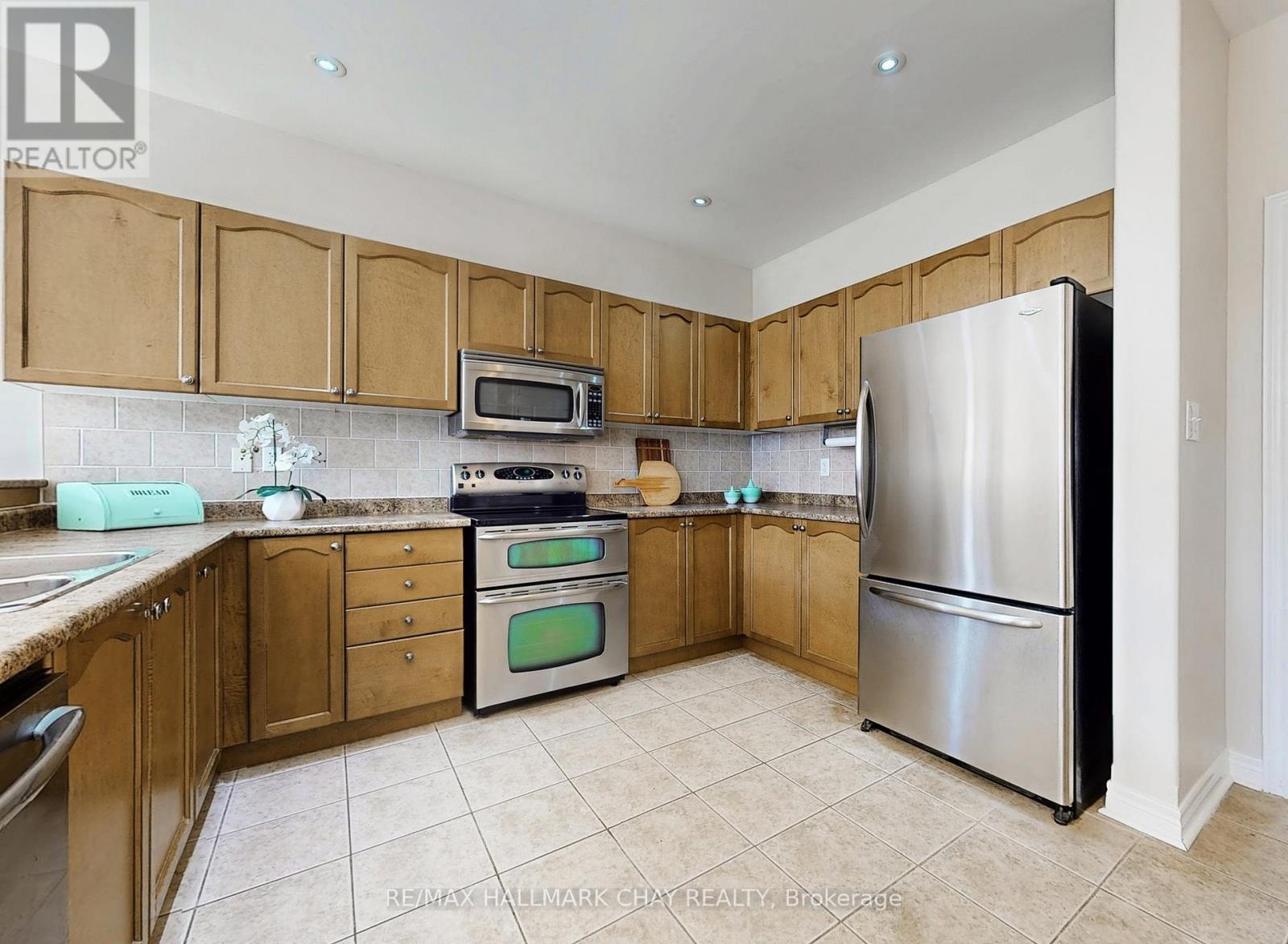 76 Cobblestone Court, Brampton, Ontario  L6R 2S4 - Photo 7 - W12434768