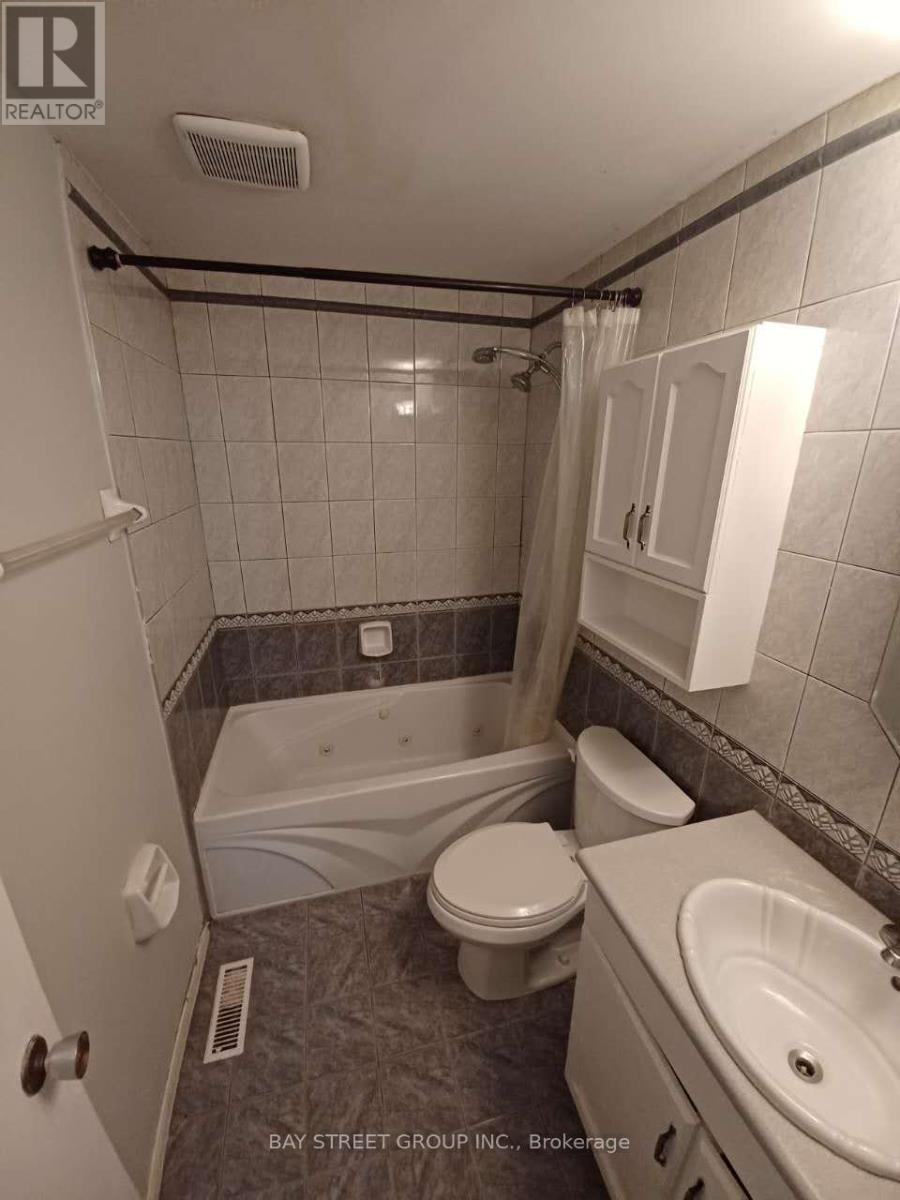 100 Oakdale Drive, Oakville, Ontario L6H 1J3 - Photo 6 - W12432852