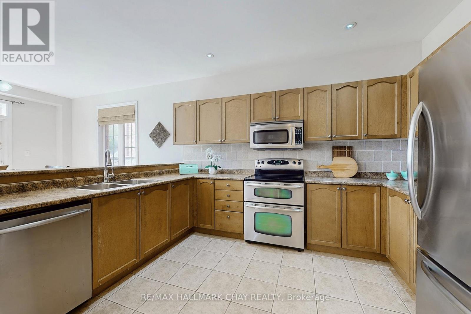 76 Cobblestone Court, Brampton, Ontario  L6R 2S4 - Photo 8 - W12434768