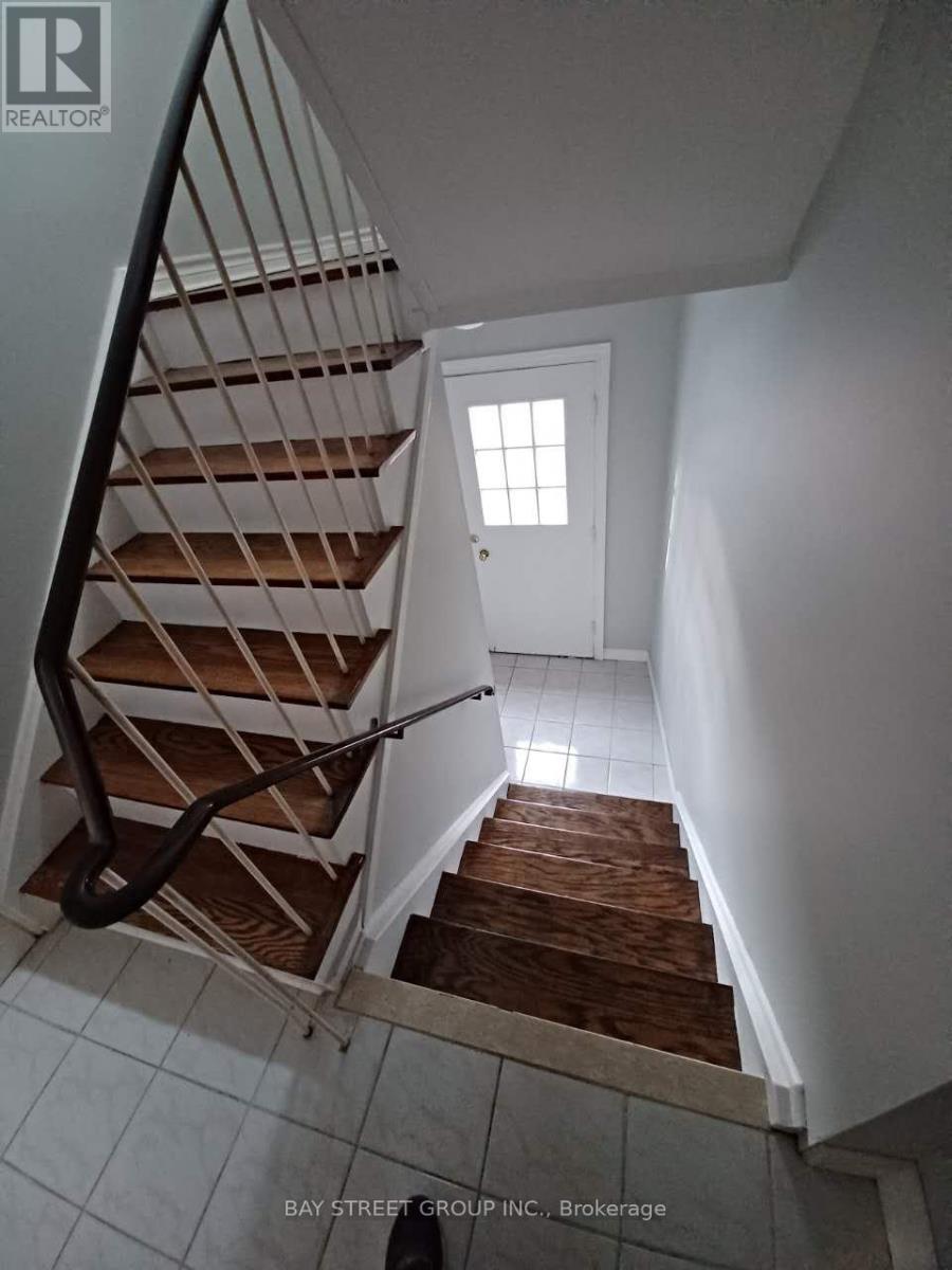 100 Oakdale Drive, Oakville, Ontario L6H 1J3 - Photo 2 - W12432852