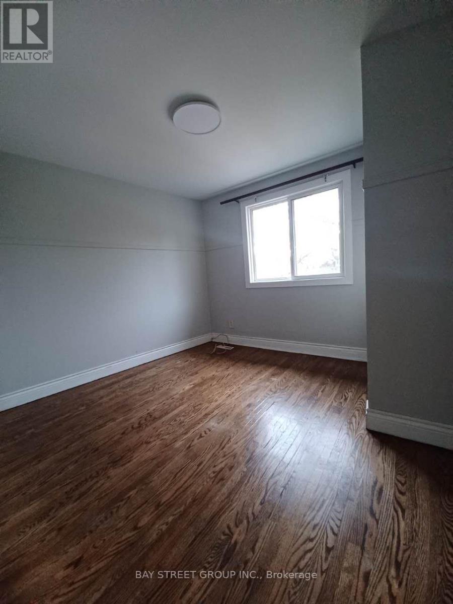 100 Oakdale Drive, Oakville, Ontario L6H 1J3 - Photo 8 - W12432852