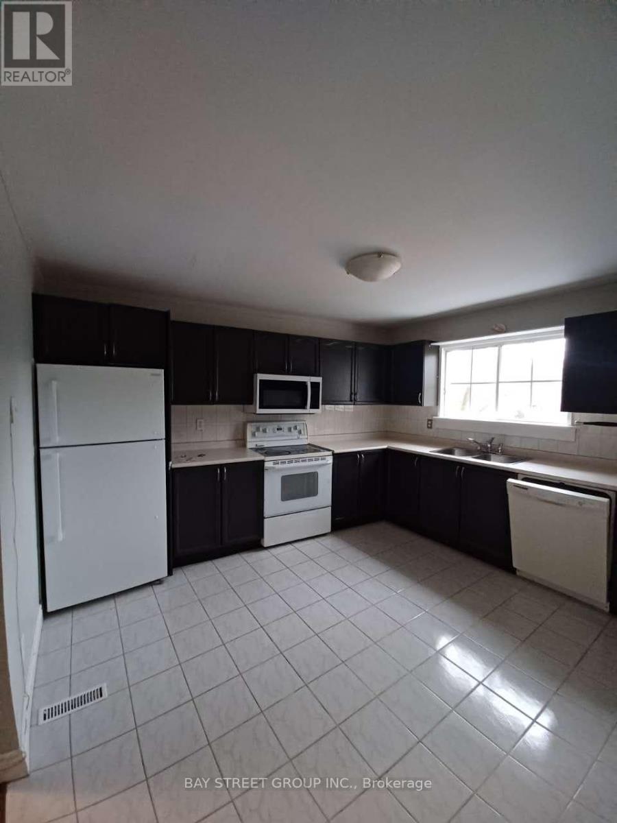 100 Oakdale Drive, Oakville, Ontario L6H 1J3 - Photo 10 - W12432852