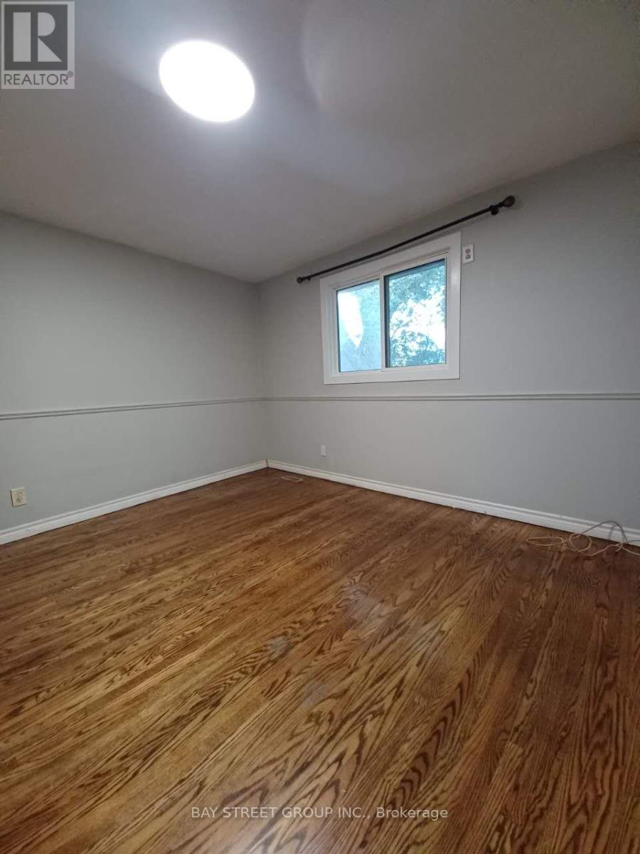 100 Oakdale Drive, Oakville, Ontario L6H 1J3 - Photo 9 - W12432852