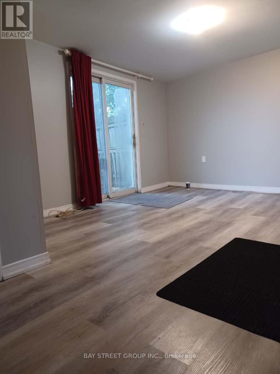 100 Oakdale Drive, Oakville, Ontario L6H 1J3 - Photo 3 - W12432852