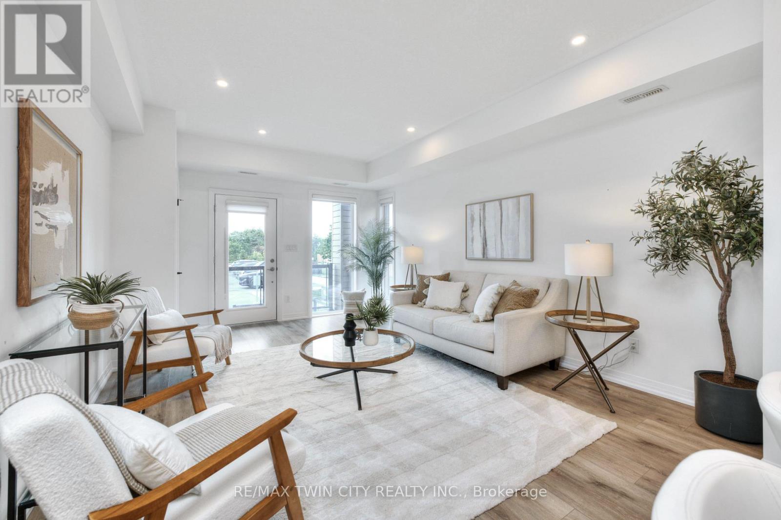 86 - 261 Woodbine Avenue, Kitchener, Ontario  N2R 0S7 - Photo 5 - X12508062