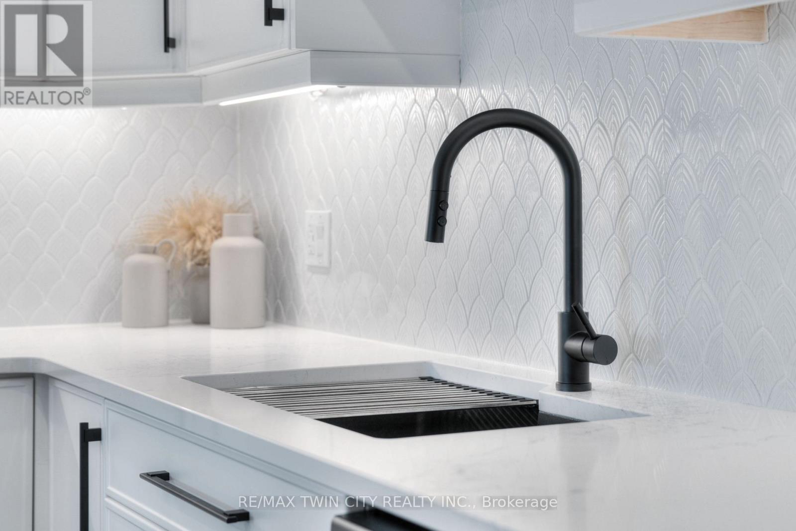 86 - 261 Woodbine Avenue, Kitchener, Ontario  N2R 0S7 - Photo 8 - X12508062