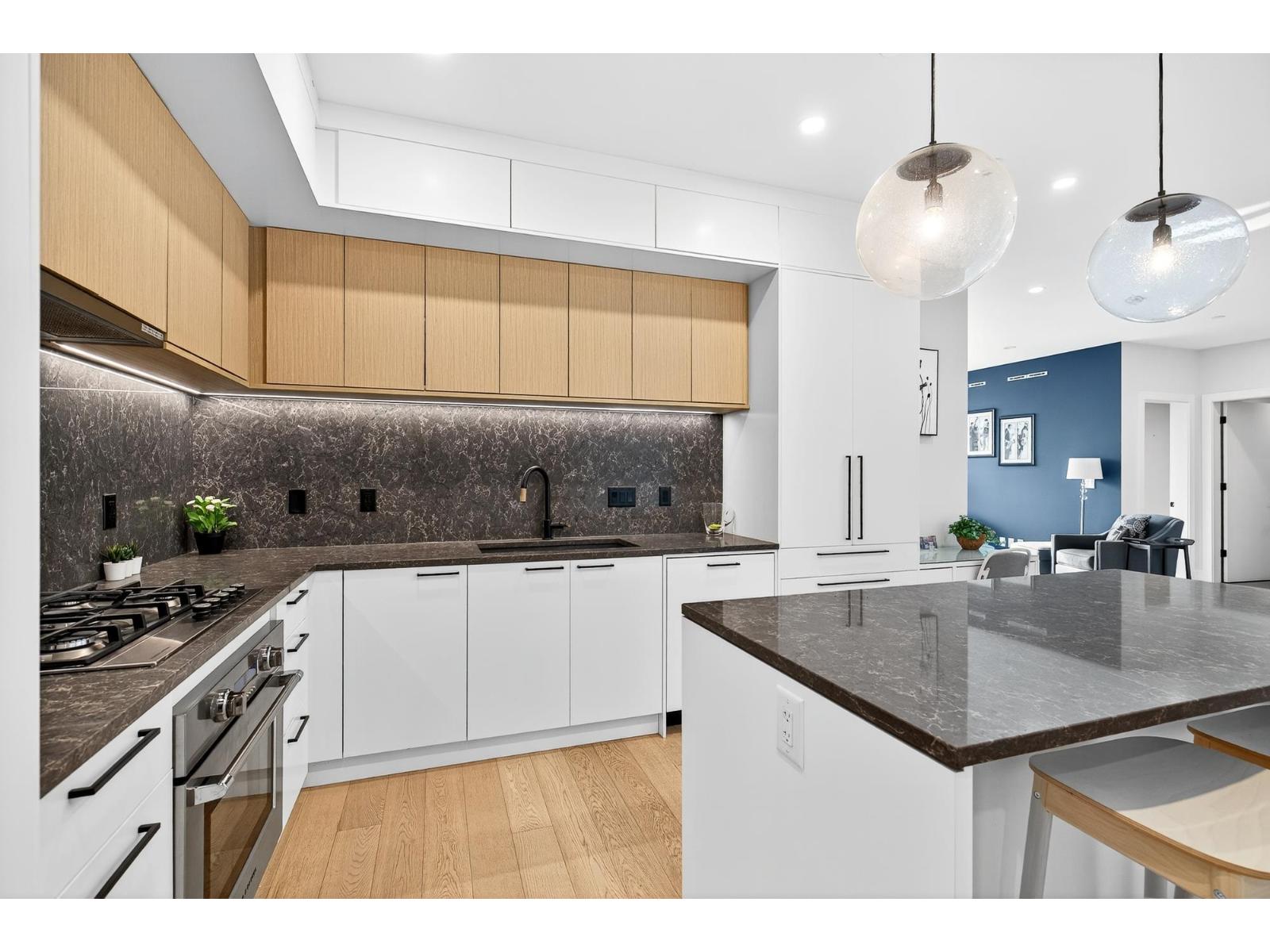 Property at 410 20416 PARK AVENUE image 5