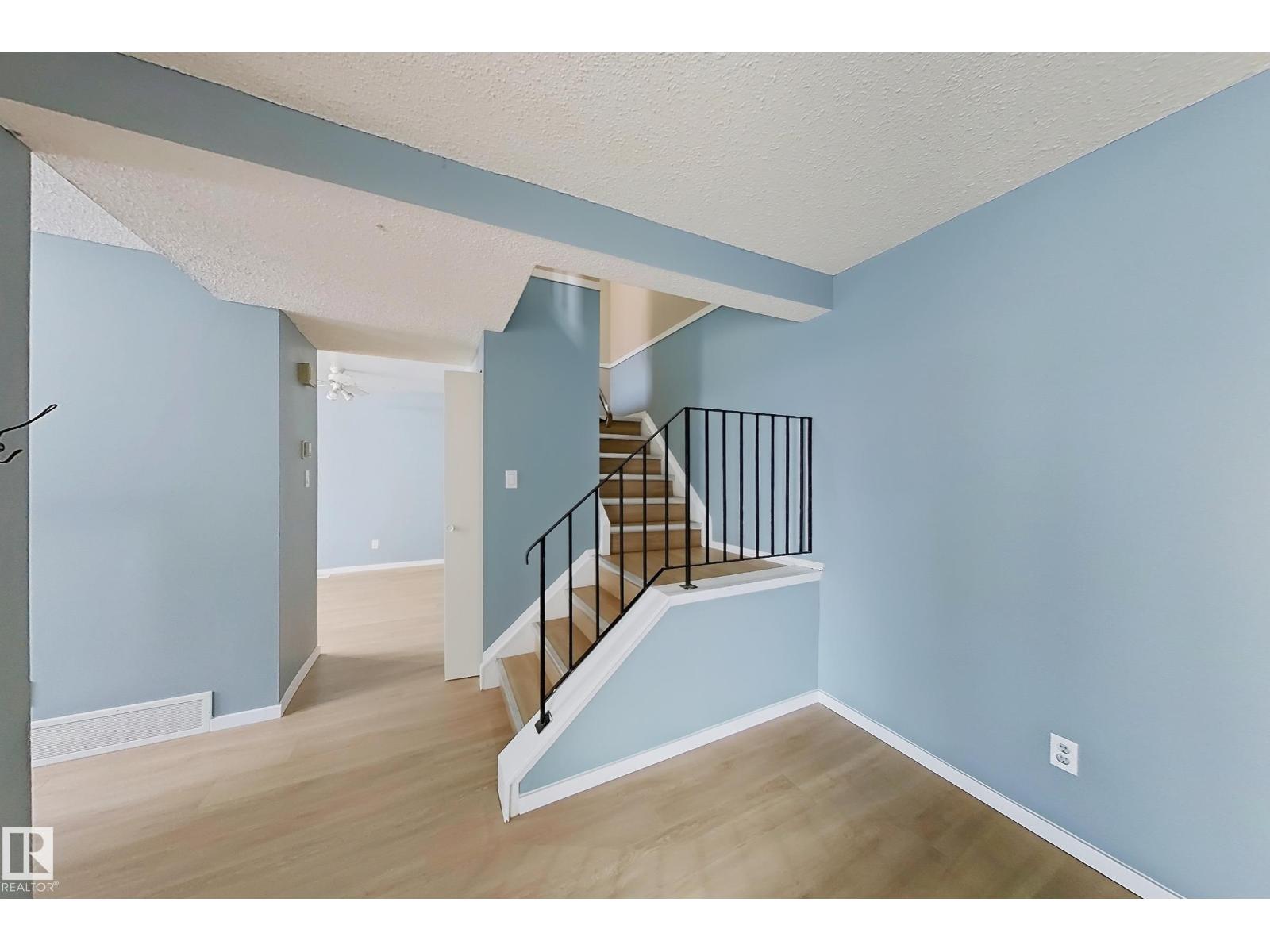 15 Woodvale Vg Nw, Edmonton, Alberta  T6L 1W4 - Photo 9 - E4464669