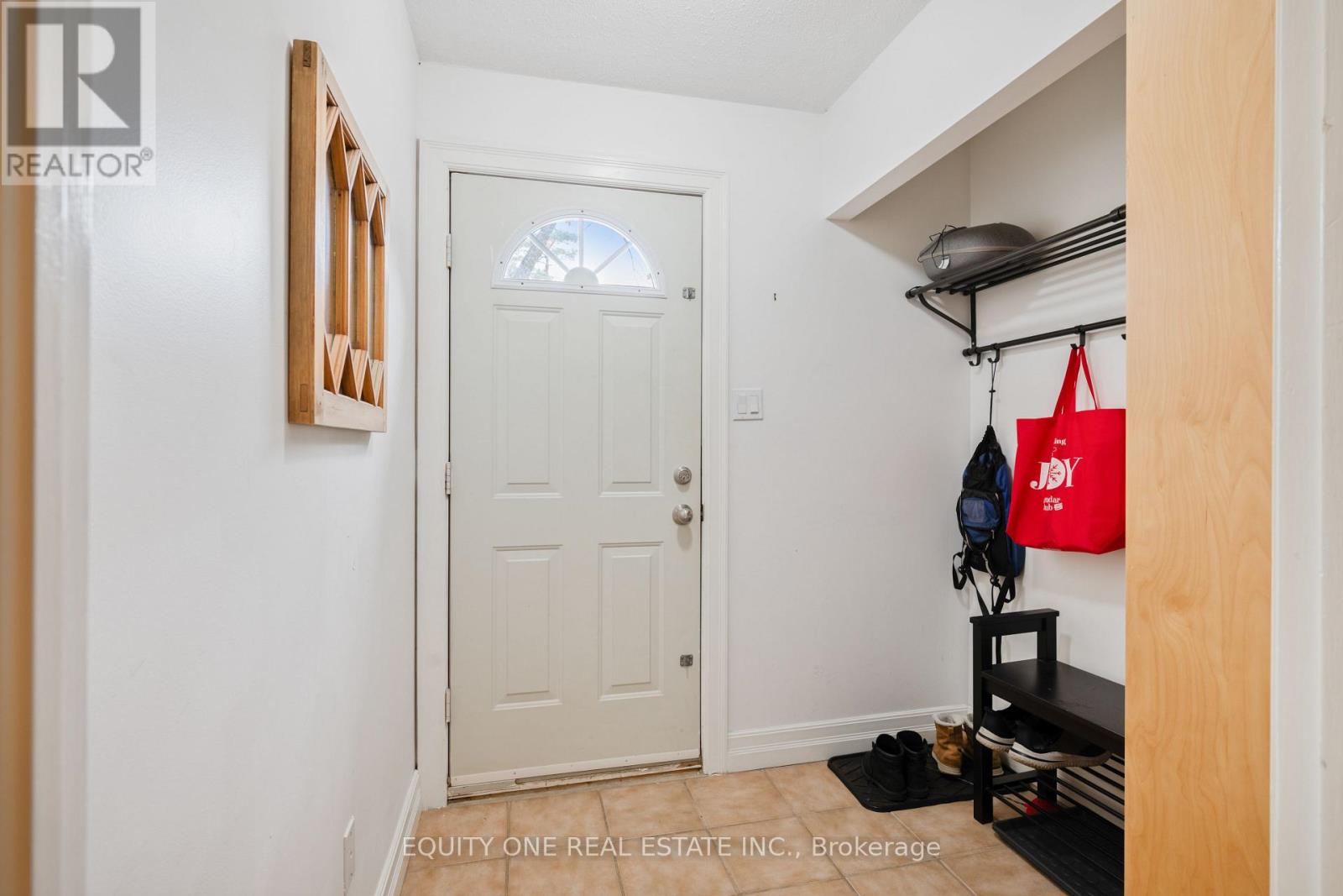 73 Hobart Crescent, Ottawa, Ontario  K2H 5S3 - Photo 3 - X12508564