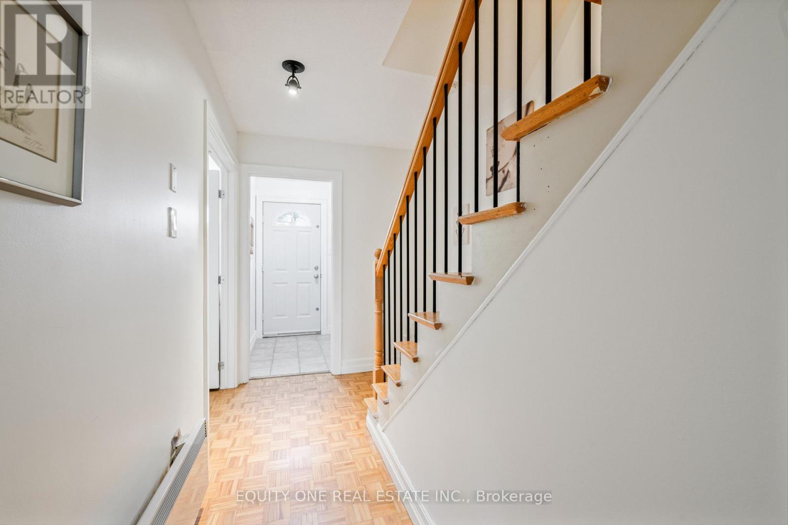 73 Hobart Crescent, Ottawa, Ontario  K2H 5S3 - Photo 4 - X12508564