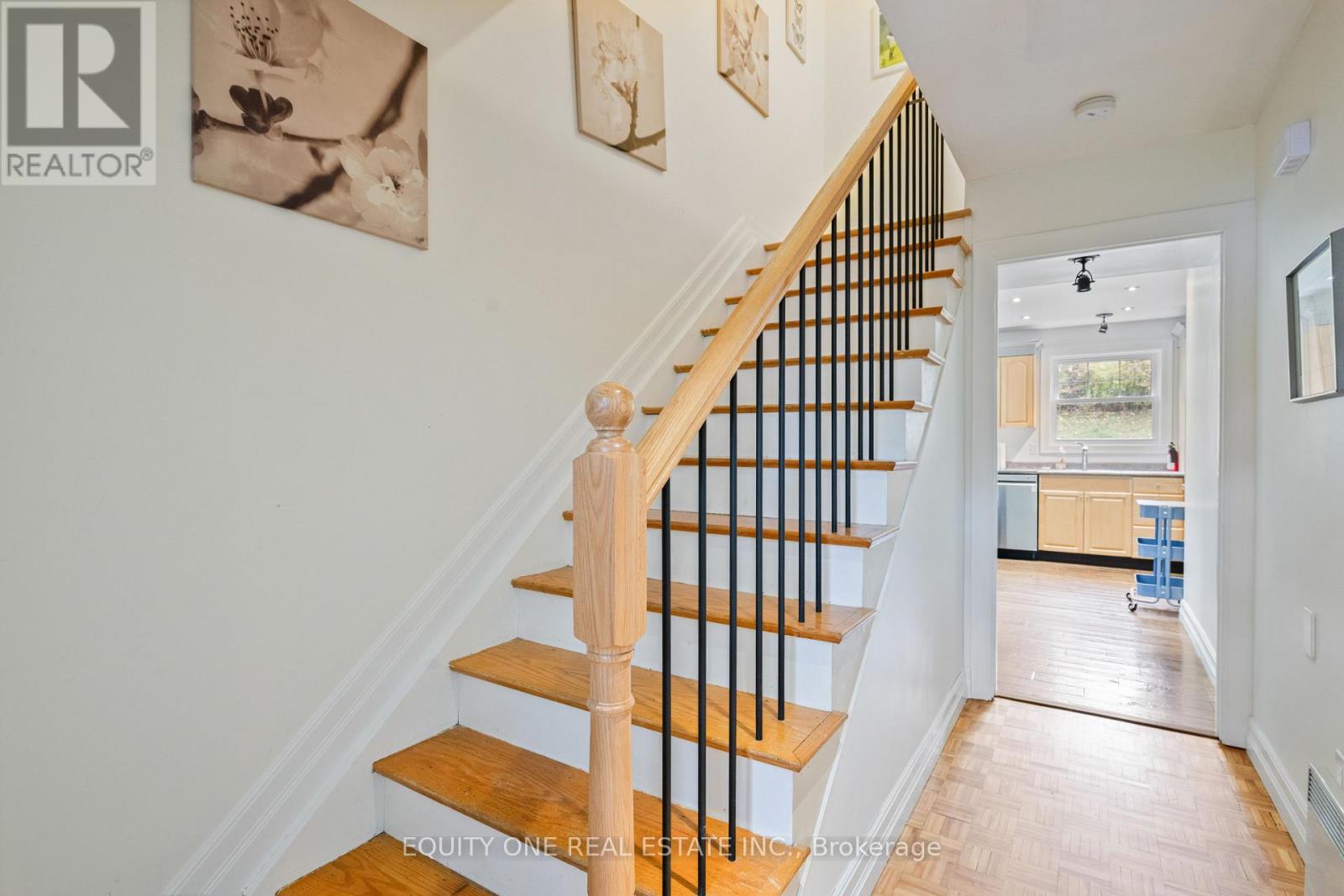 73 Hobart Crescent, Ottawa, Ontario  K2H 5S3 - Photo 5 - X12508564