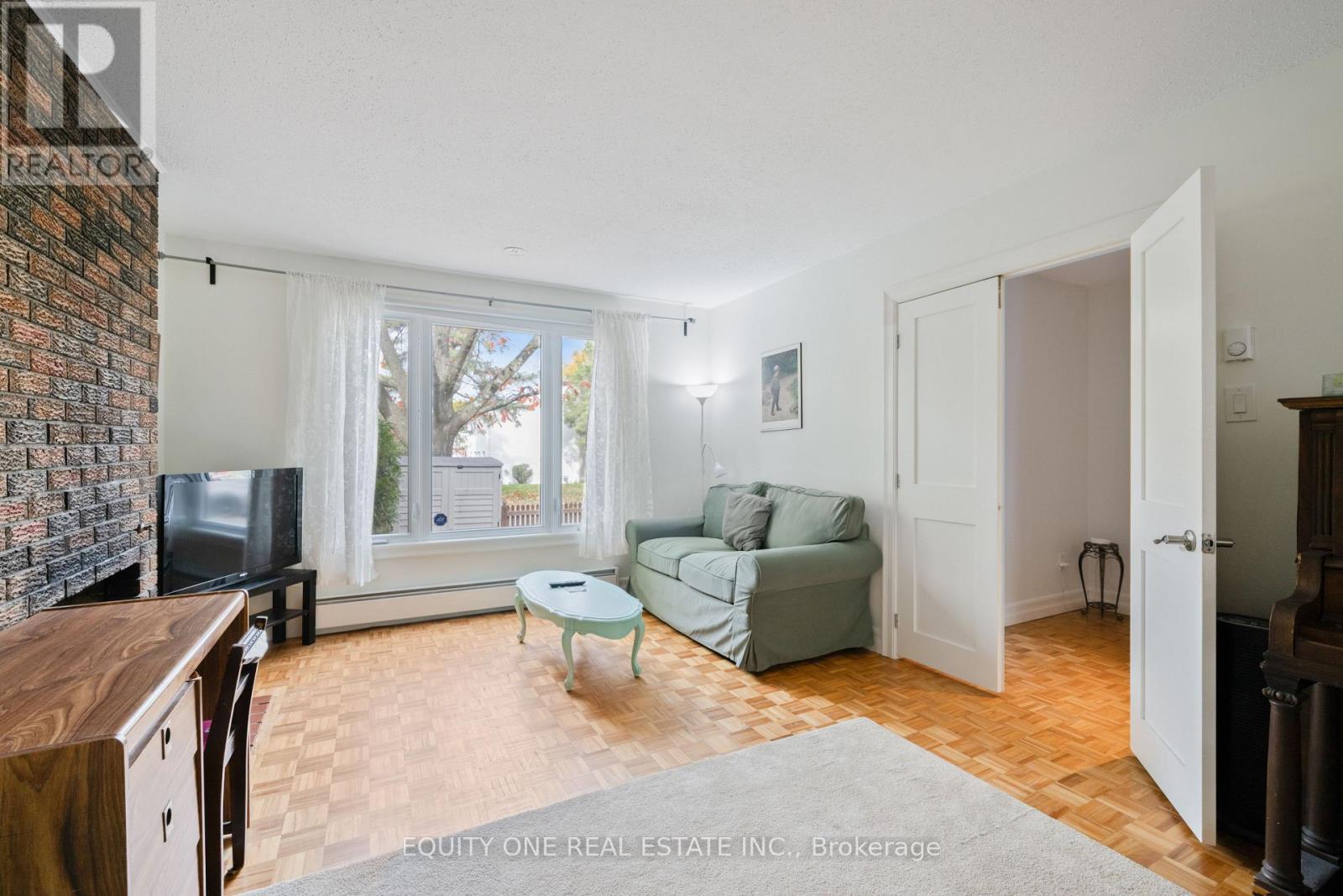 73 Hobart Crescent, Ottawa, Ontario  K2H 5S3 - Photo 8 - X12508564