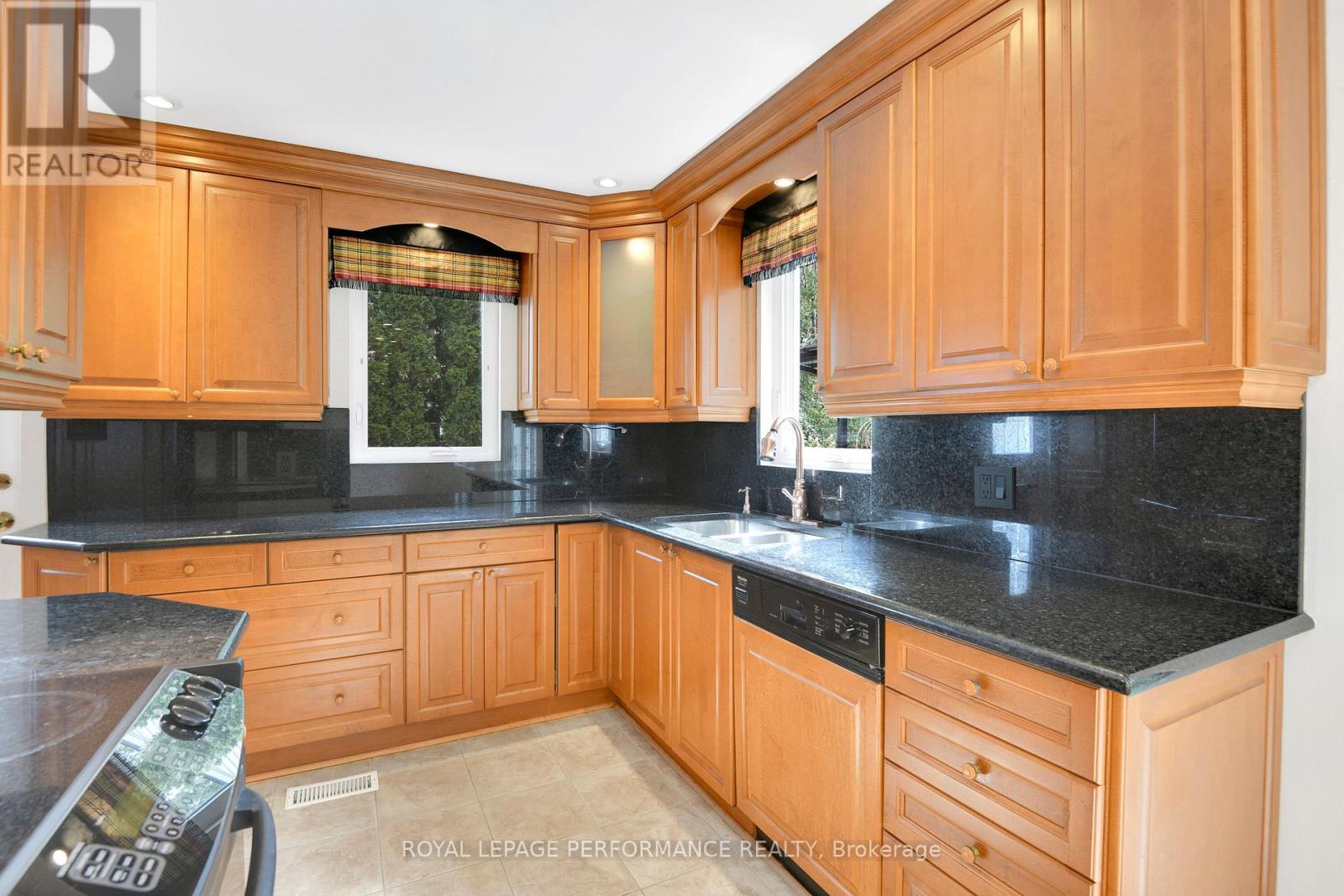 3804 Autumnwood Street, Ottawa, Ontario  K1T 2G8 - Photo 5 - X12508618