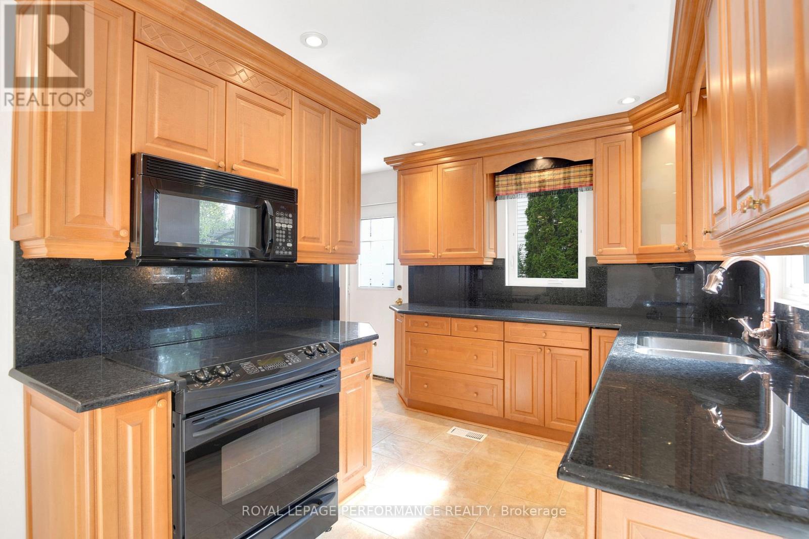 3804 Autumnwood Street, Ottawa, Ontario  K1T 2G8 - Photo 6 - X12508618