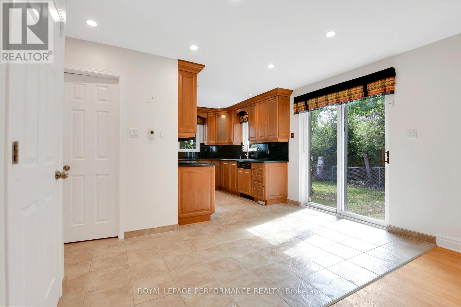 3804 Autumnwood Street, Ottawa, Ontario  K1T 2G8 - Photo 8 - X12508618