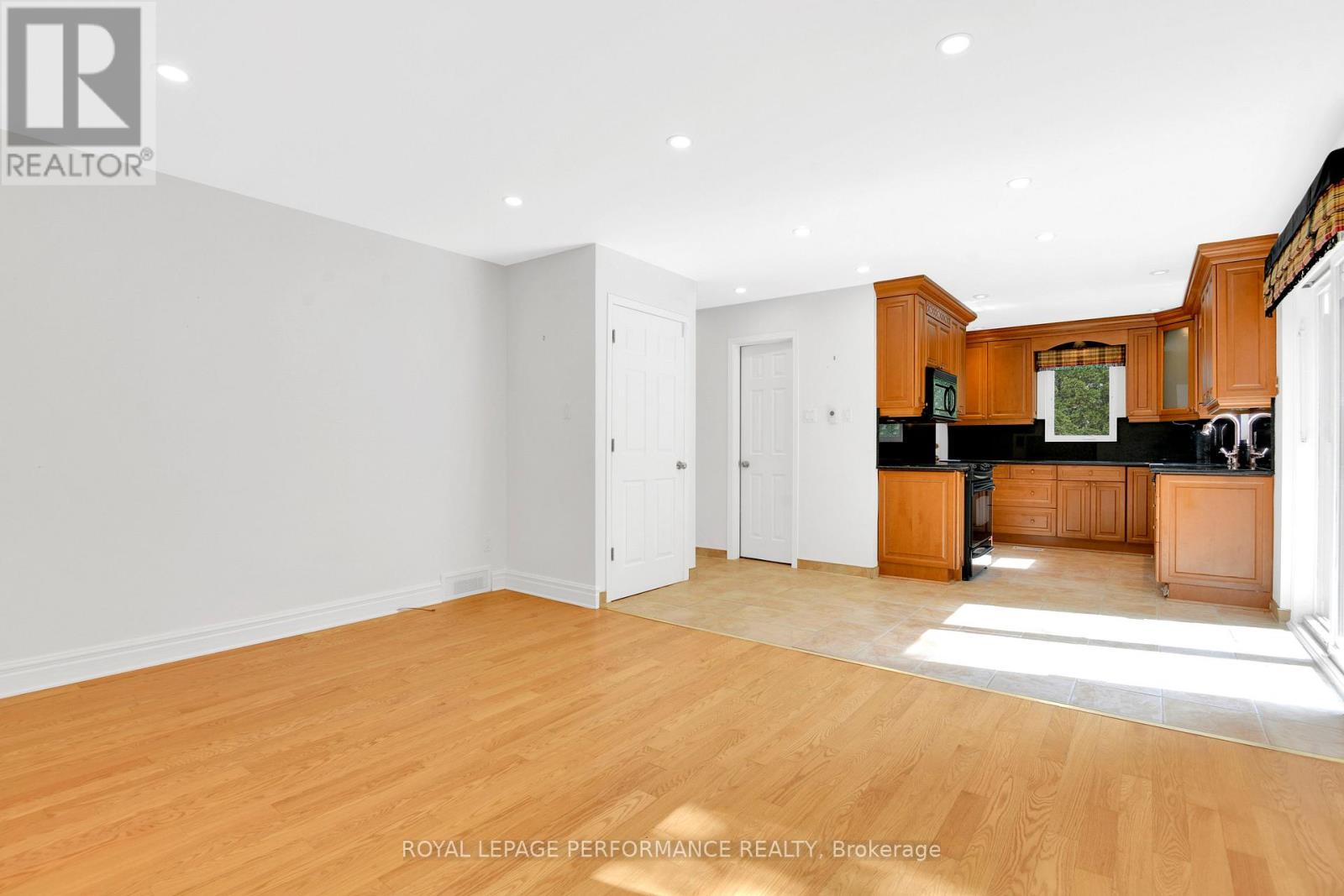 3804 Autumnwood Street, Ottawa, Ontario  K1T 2G8 - Photo 9 - X12508618