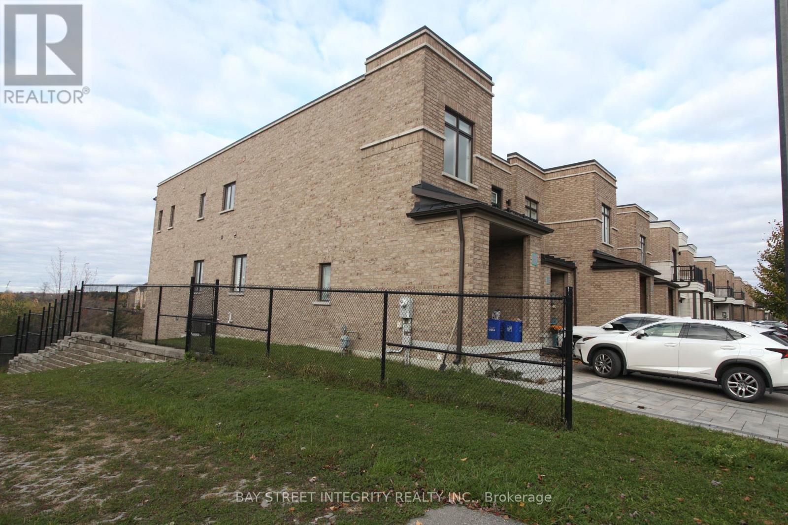 266 Elyse Court, Aurora, Ontario  L4G 2C9 - Photo 2 - N12508196