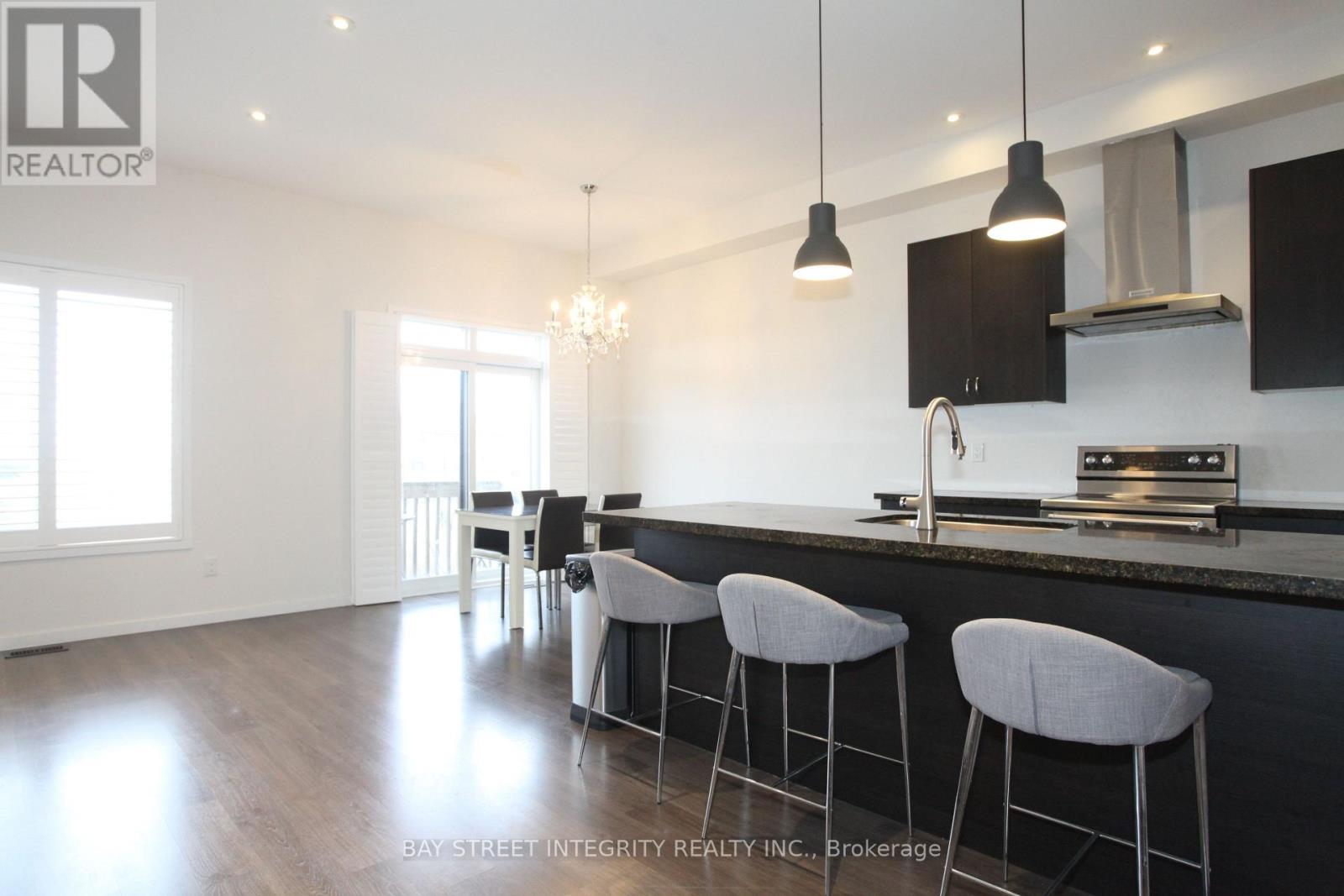 266 Elyse Court, Aurora, Ontario  L4G 2C9 - Photo 3 - N12508196