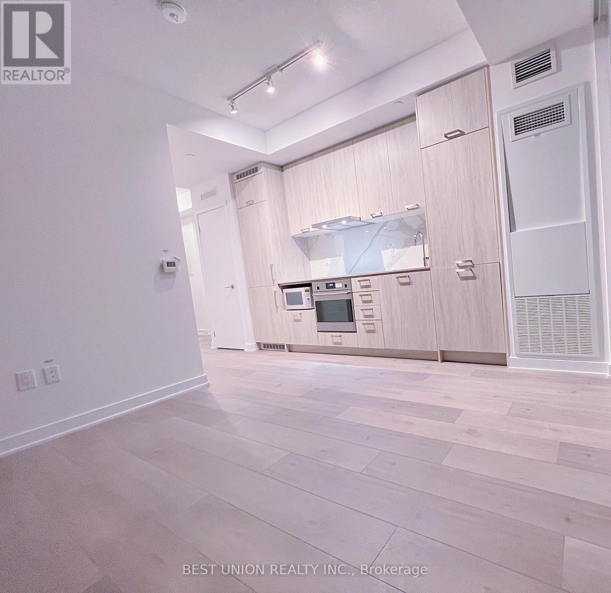 1509 - 10 Honeycrisp Crescent, Vaughan, Ontario L4K 0M7 - Photo 2 - N12508256