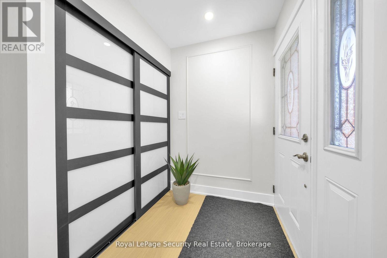 74 Andrea Lane, Vaughan, Ontario  L4L 1E7 - Photo 4 - N12508502