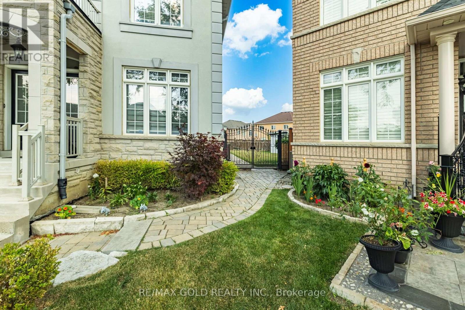 15 Smoothrock Trail W, Brampton, Ontario  L6R 0S5 - Photo 5 - W12508200